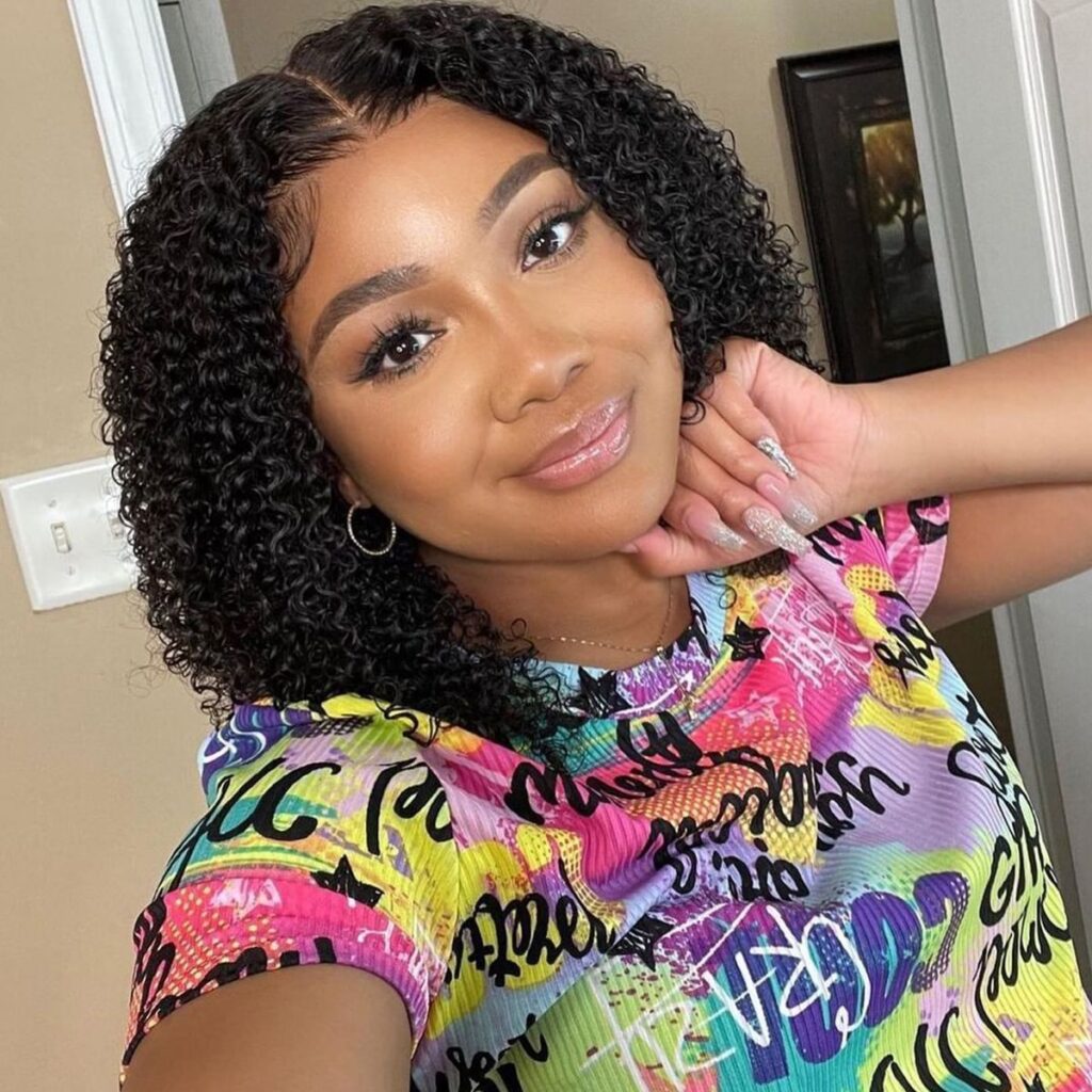 26 Zoll Echthaar Perücke – Kinky Curly, 4x4 Lace Frontal, Swiss Spitze, Unverarbeitetes Brasilianisches Haar – Farbe 1B Natural Schwarz